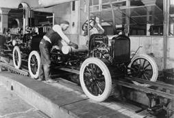 http://www.fasttrackteaching.com/burns/Unit_3_Industry/Ford_assembly_line_1923_dbloc.gif