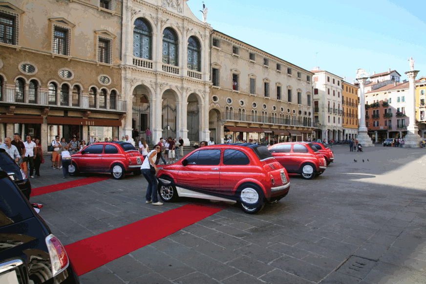 http://upload.wikimedia.org/wikipedia/commons/a/ab/Fiat500Presented.gif