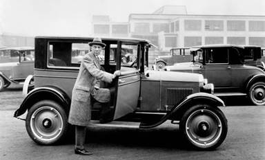 http://3.bp.blogspot.com/-JkZ6Qeobcm8/URuOmm9-QLI/AAAAAAAASKI/2fgy8qAsPoE/s640/1927-Chevrolet-Coach-Alfred-P-Sloan-Jr.jpg