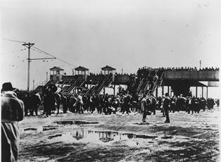 File:Labor-Strike-Ford Motor Company-distant shot of large crowd - NARA - 195607.tif